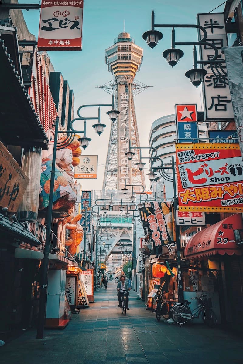 Calle comercial de Shinsekai en Osaka con la torre Tsutenkaku al fondo