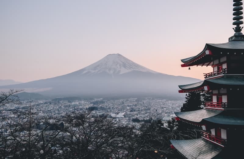 Monte Fuji y la pagoda Chureito al atardecer, con una ciudad japonesa extendida en el valle
