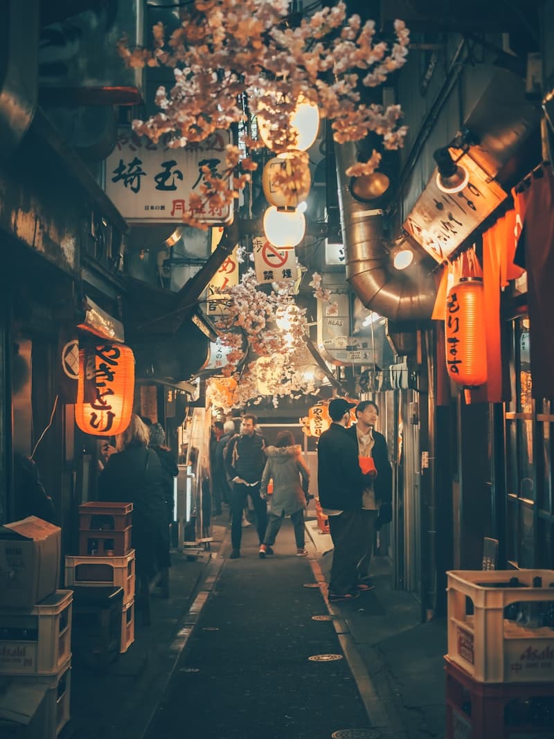 Calles iluminadas de Tokio por la noche con carteles de neón y peatones