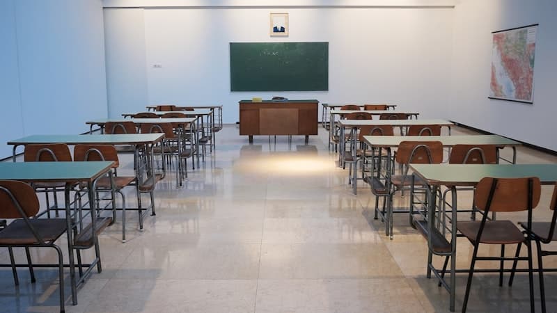 Interior de un aula moderna en una escuela de japonés en Tokio