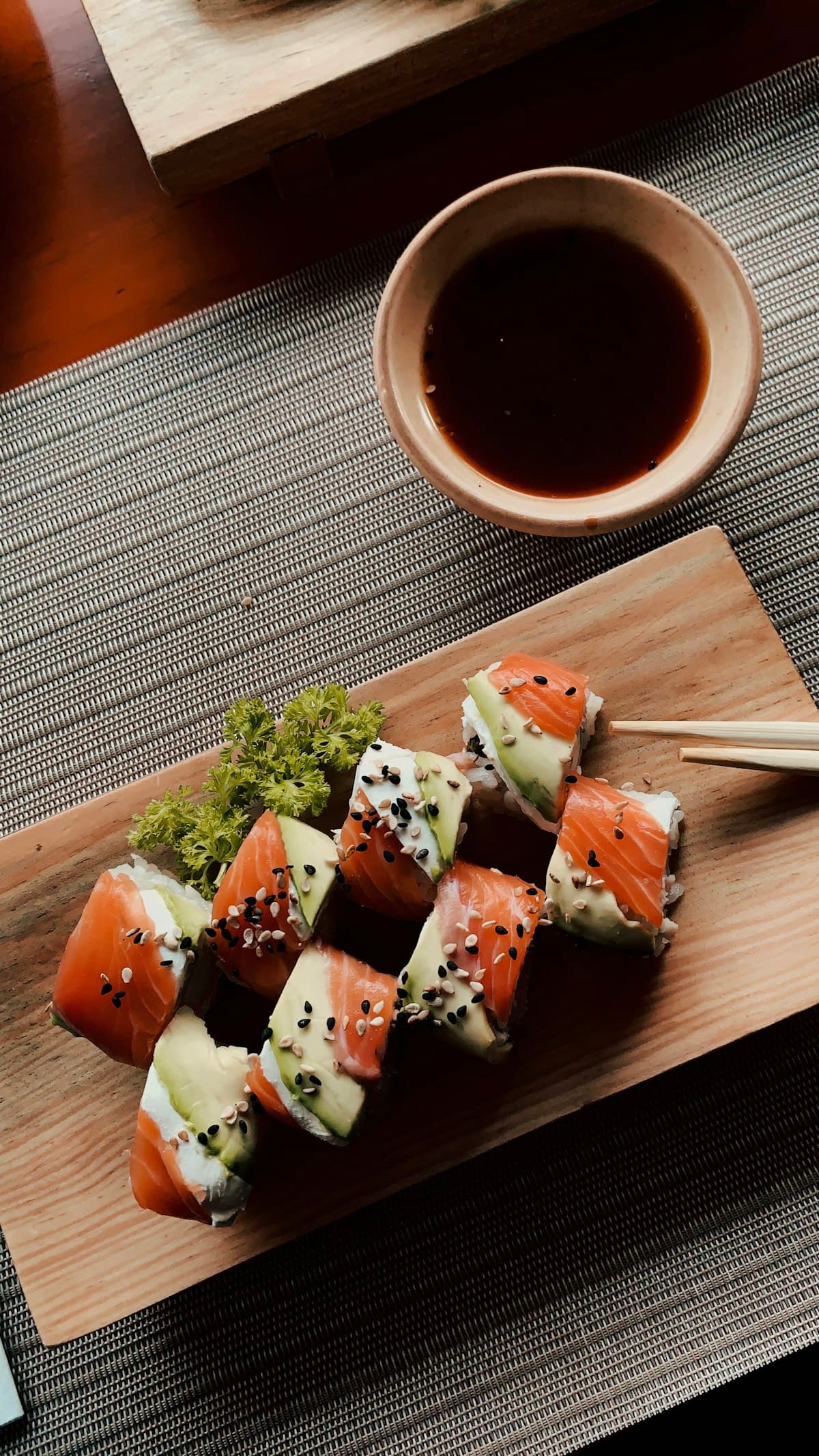 Sushi y sashimi tradicional japonés
